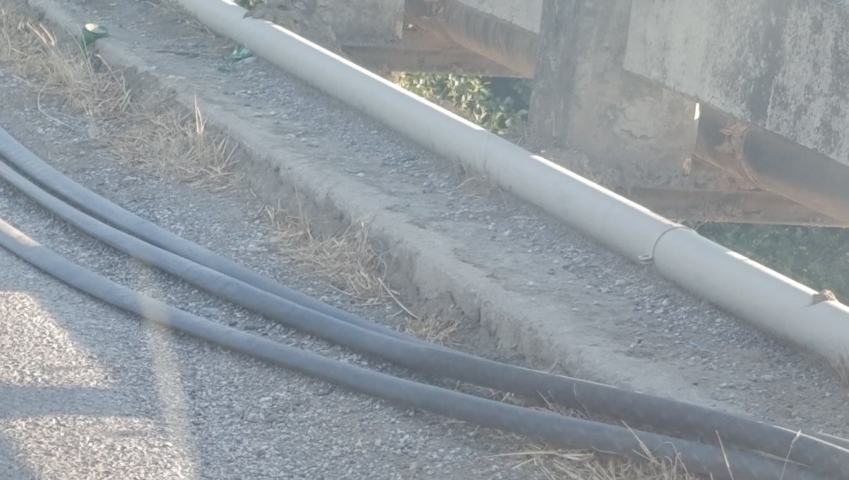 Καλώδια παρατημένα μέσα στο δρόμο...