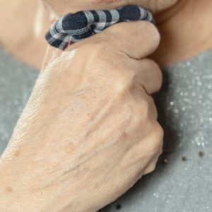 Λαμία: «Αγκάλιασε» την γιαγιά στο κέντρο της πόλης και της άρπαξε την αλυσίδα με το σταυρό