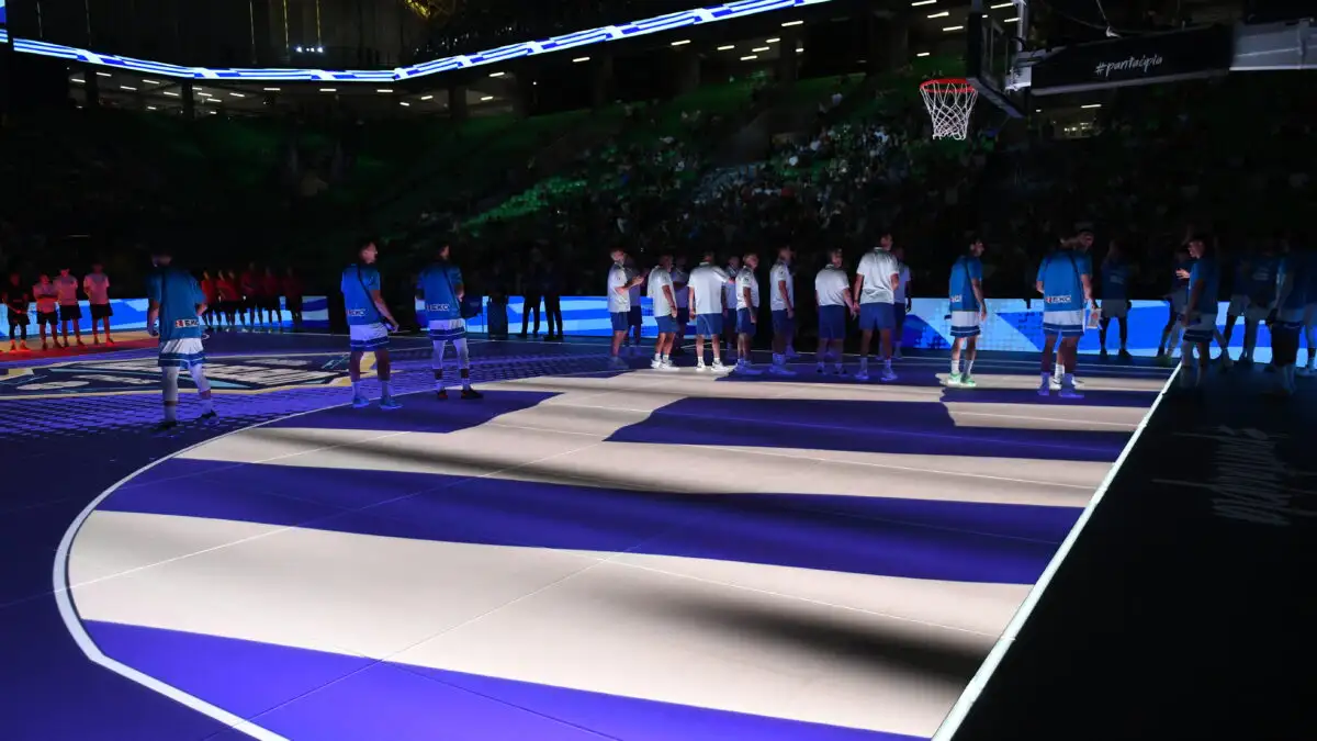 Ελλάδα – Βέλγιο: Το glass floor του ΟΑΚΑ «ντύθηκε» στα χρώματα της Εθνικής μπάσκετ