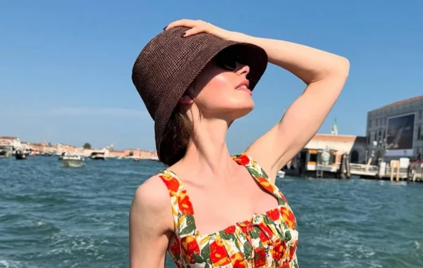 Η Λίλι Κόλινς στη Βενετία για τα γυρίσματα του 5ου κύκλου της σειράς «Emily in Paris»