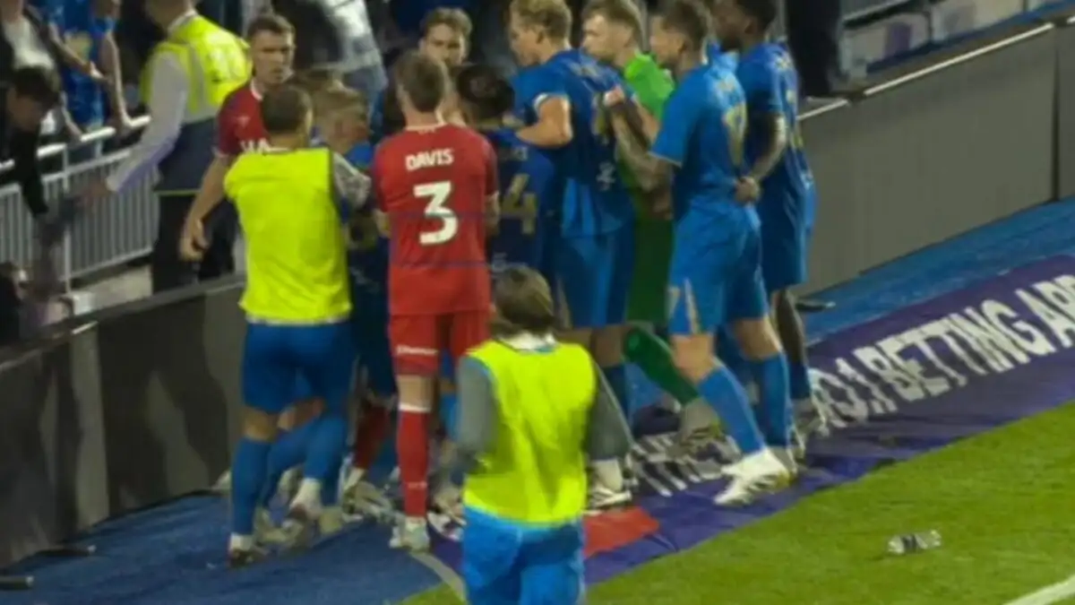 Άγρια επεισόδια στο Μπέρμιγχαμ – Ίπσουιτς: Συμπλοκή παικτών, εισβολή οπαδού και χάος στις καθυστερήσεις του αγώνα