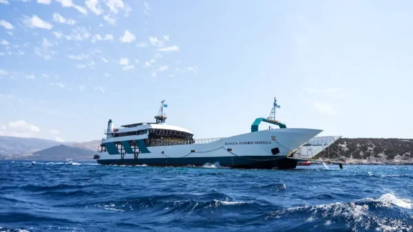 Ρήγμα 20 μέτρων στο φέρι μποτ που προσάραξε σε ξέρα στα Νέα Στύρα - Θα παραμείνει για ώρες στο σημείο