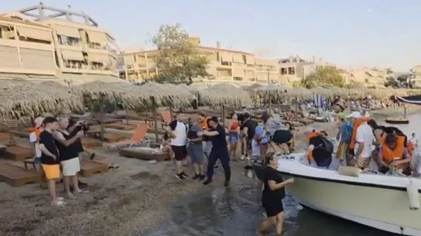 Νέα Στύρα: «Δεν μας ενημέρωσε ο πλοίαρχος» λέει το Λιμενικό – «Μας έβγαλαν με μια σκάλα οικιακή, σιδερένια» περιγράφουν επιβάτες του πλοίου που κόλλησε σε ξέρα