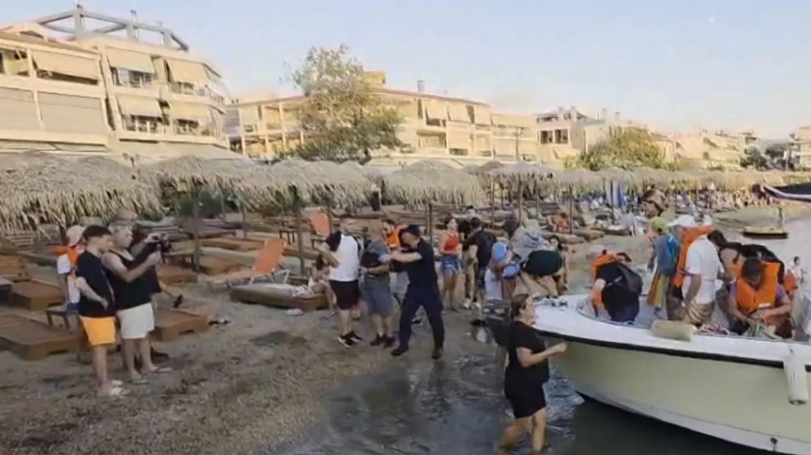 Φέρι μποτ προσάραξε σε ξέρα στα Νέα Στύρα - Κατέβασαν με βάρκες τους επιβάτες