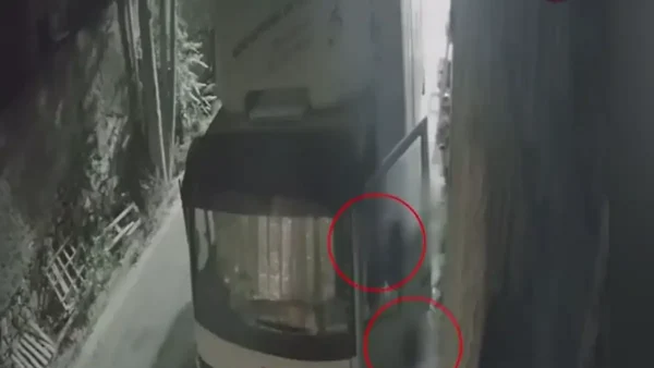 Πειραιάς: Καρέ – καρέ η κλοπή φορτηγού από 4 νεαρούς – Βίντεο ντοκουμέντο