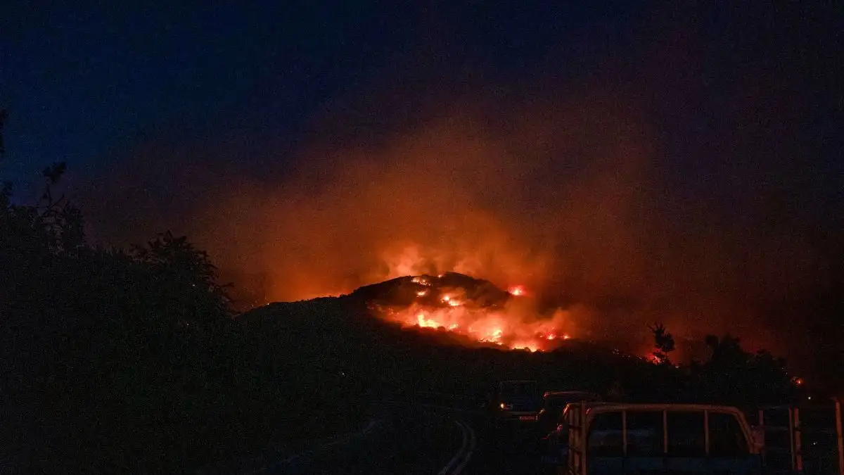 Φωτιά στην Κερατέα σε χαμηλή βλάστηση – Εκτροπή της κυκλοφορίας