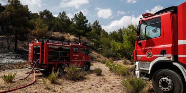 Φωτιά στο Λαύριο, στην περιοχή Παλιοκαμάριζα -Επιχειρούν πέντε εναέρια