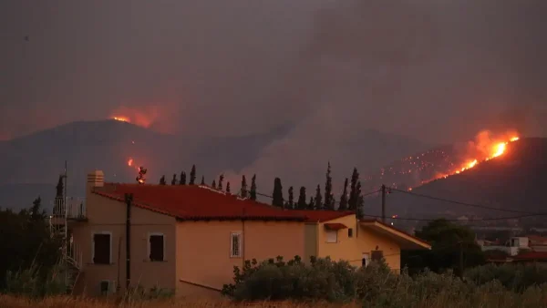 Φωτιά στην Κερατέα: Συλλήψεις δύο στελεχών του ΔΕΔΔΗΕ – Πυλώνας ηλεκτροδότησης το «σημείο μηδέν» της καταστροφικής πυρκαγιάς