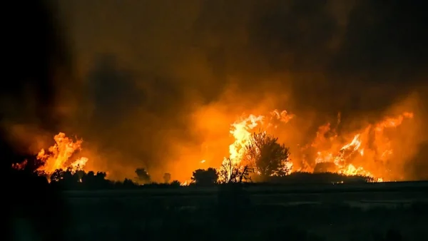 Εκκενώνεται η Κάτω Αχαΐα λόγω της μεγάλης φωτιάς – Καίγονται σπίτια και εργοστάσια: «Απομακρυνθείτε προς Πύργο»