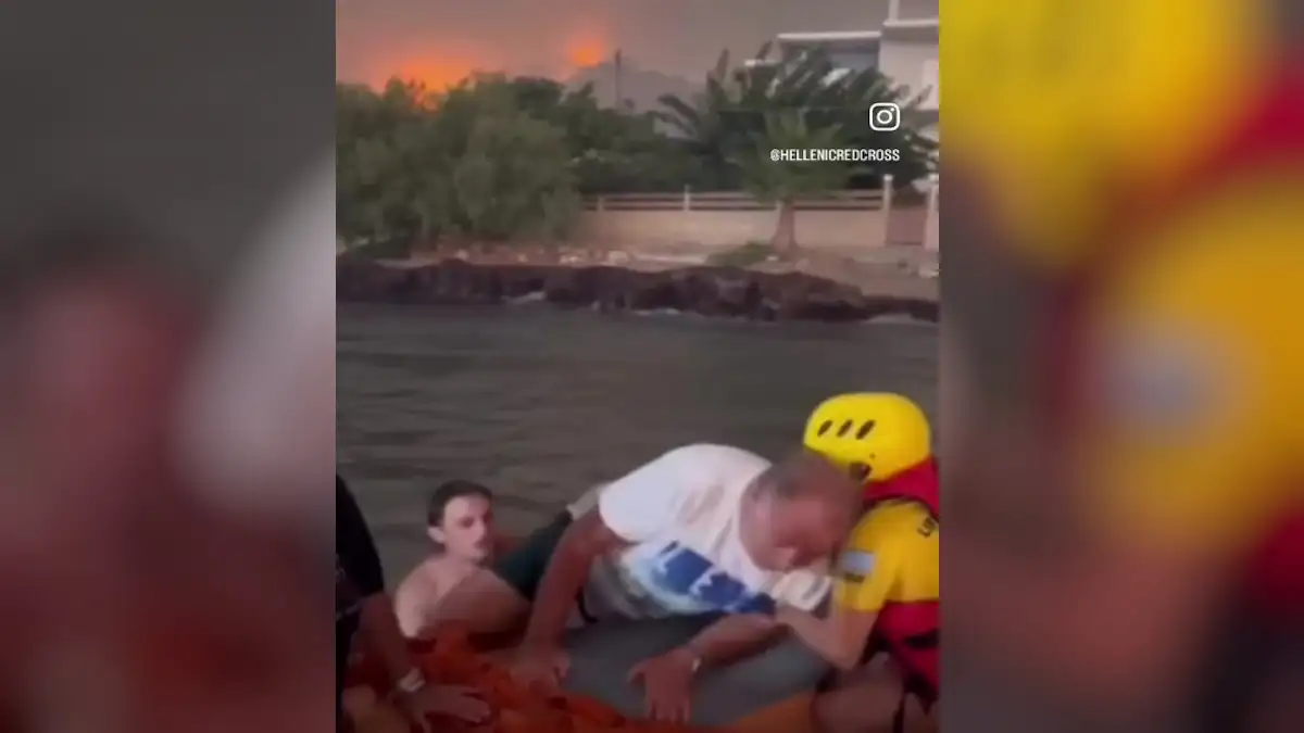 Φωτιά στην Αχαΐα: Η στιγμή που εθελοντές του «Ερυθρού Σταυρού» σώζουν οικογένειες με διασωστική λέμβο