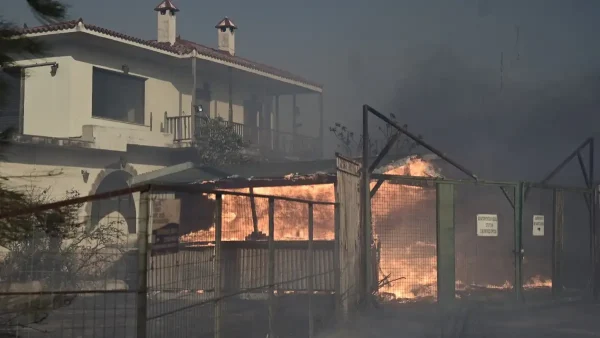 Φωτιά στην Πρέβεζα: Κάτοικος προσπαθεί να σβήσει με κουβά την πυρκαγιά στο σπίτι του – «Δεν με βοήθησε κανείς»