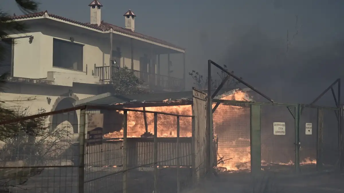 Φωτιά στην Πρέβεζα: Κάτοικος προσπαθεί να σβήσει με κουβά την πυρκαγιά στο σπίτι του – «Δεν με βοήθησε κανείς»