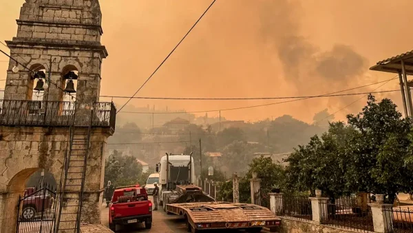 Φωτιά στη Ζάκυνθο: Με «αντιπύρ» οι πυροσβέστες έσωσαν το Κερί – Ηρωική η μάχη τους με τις φλόγες