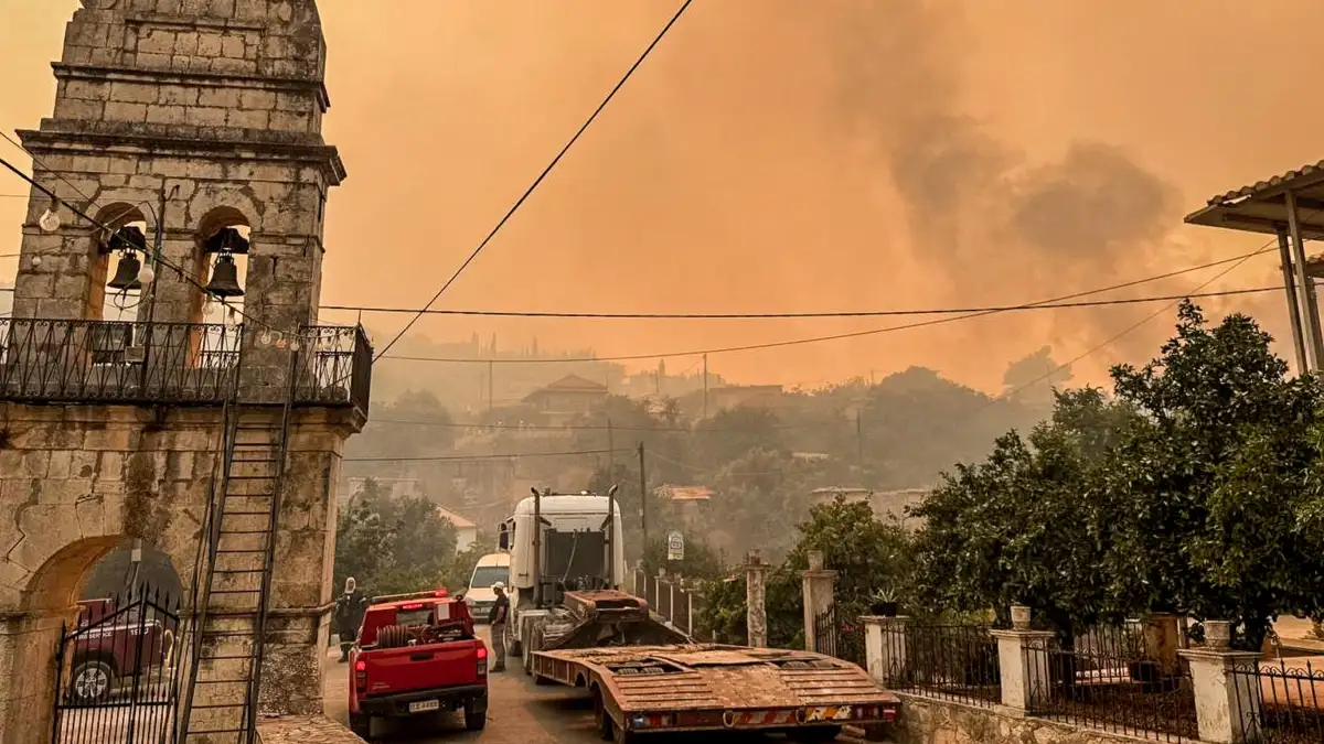 Φωτιά στη Ζάκυνθο: Με «αντιπύρ» οι πυροσβέστες έσωσαν το Κερί – Ηρωική η μάχη τους με τις φλόγες