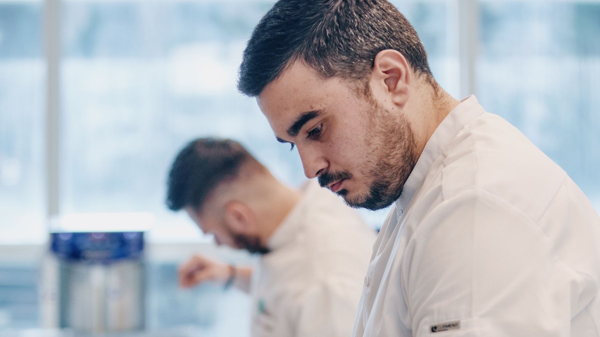 Γιώργος Θυμιάκος: Από τη Γλύφα δίπλα στον Στέλιο Παρλιάρο και στα καλύτερα εστιατόρια της Αθήνας