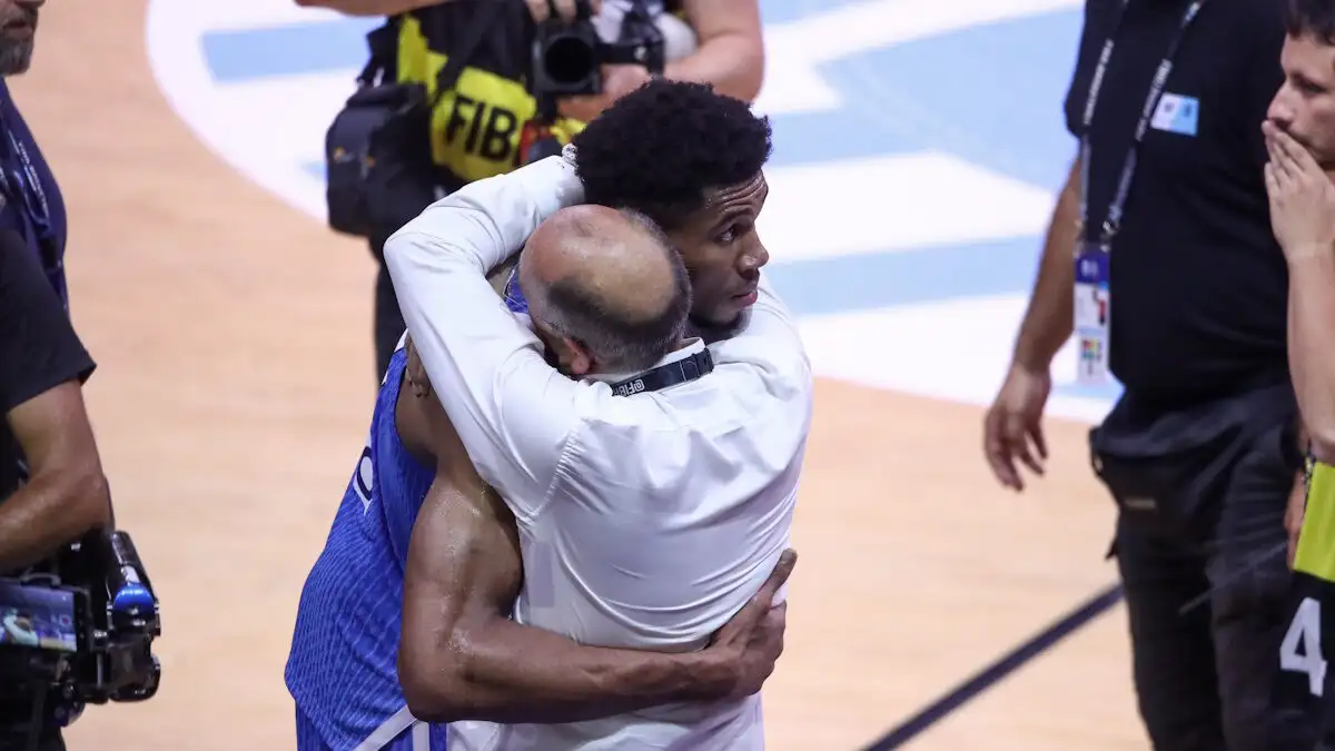 «Ασπίδα» σε Γιάννη Αντετοκούνμπο από ΕΟΚ: Κακόβουλοι και κατευθυνόμενοι από παράκεντρα, κατασκεύασαν ανύπαρκτο θέμα