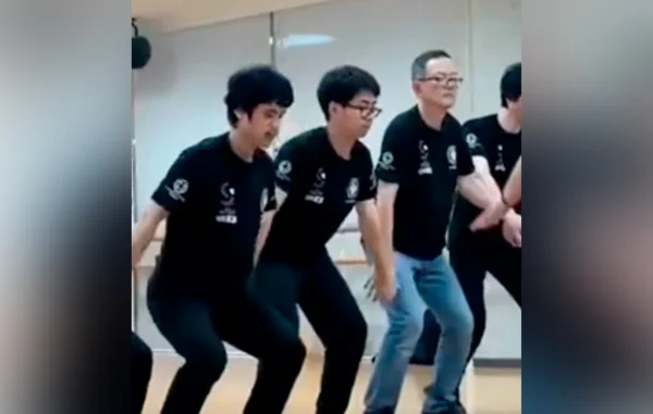 Ιάπωνες φοιτητές στο Κιότο χορεύουν «Πυρρίχιο» και γίνονται viral