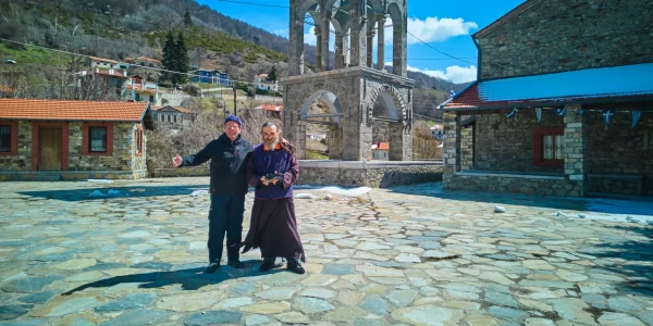 Viral o ιερέας που διαθέτει κανάλι στο YouTube, drone και κάμερες και προβάλλει το Βόιο Κοζάνης