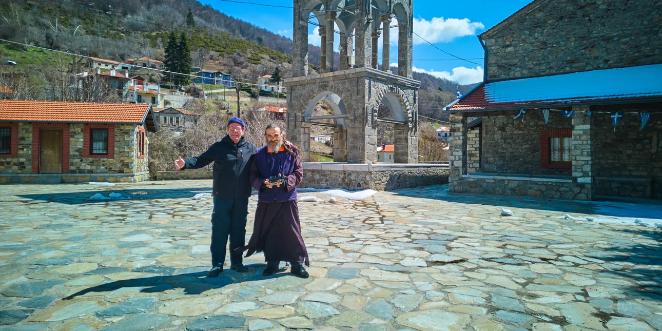 Viral o ιερέας που διαθέτει κανάλι στο YouTube, drone και κάμερες και προβάλλει το Βόιο Κοζάνης