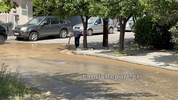 Λαμία: Έσπασε αγωγός της ΔΕΥΑΛ στα Γαλανέικα - «Ποτάμι» έγινε ο δρόμος (ΒΙΝΤΕΟ-ΦΩΤΟ)