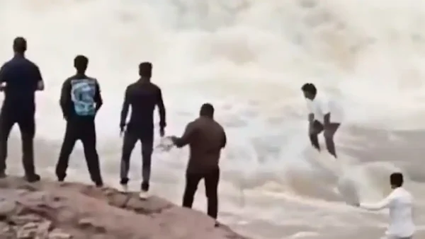 Ινδία: Η σοκαριστική στιγμή που καταρράκτης «καταπίνει» Youtuber – Μπήκε για να ποζάρει για βίντεο