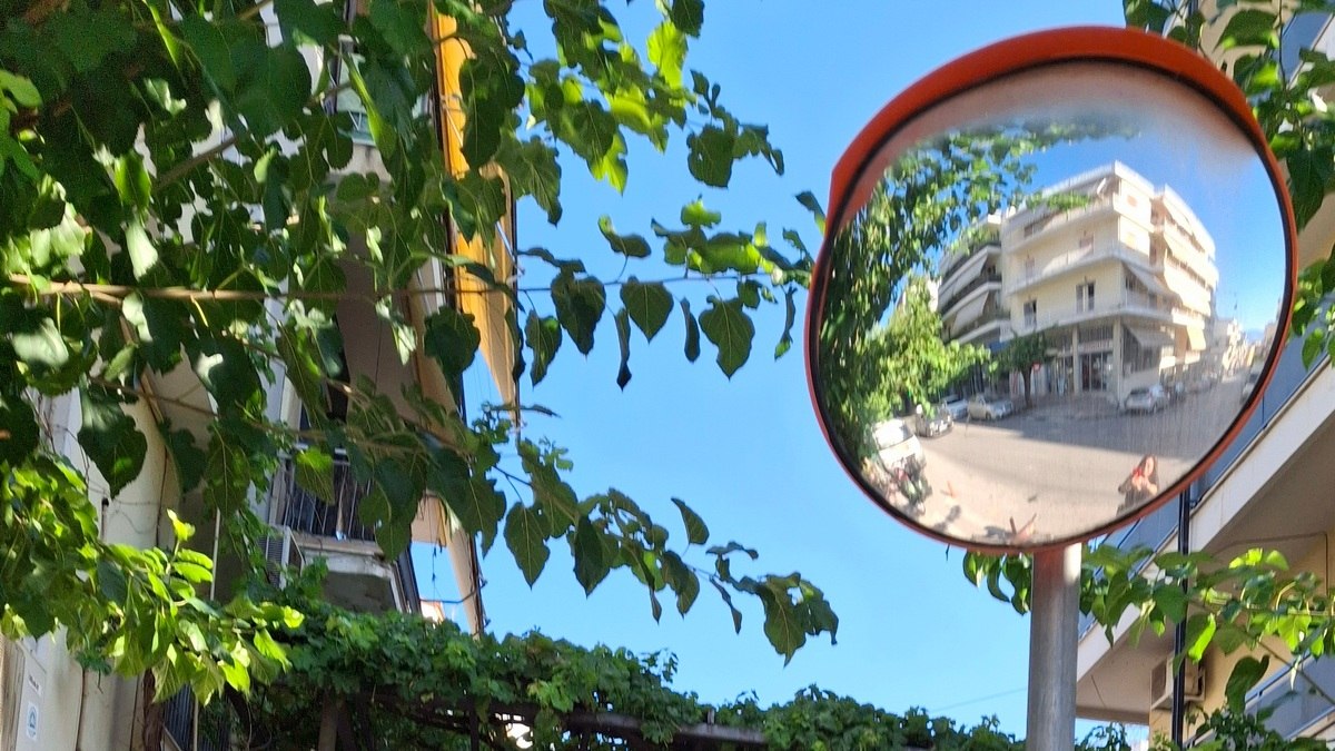 Κίνδυνος τροχαίου από κρυμμένο καθρέφτη