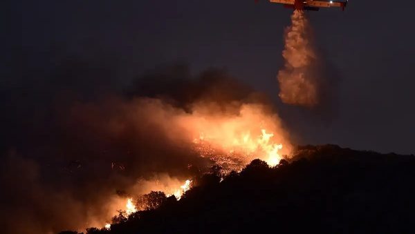Σε ύφεση το πύρινο μέτωπο στην ανατολική Αττική - Ανυπολόγιστες οι ζημιές - Βρέθηκε γκαζάκι στον Άγιο Νικόλαο