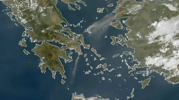 Οι καπνοί από τη φωτιά σε Κερατέα και Τουρκία έφτασαν σε Σκύρο και Αντικύθηρα