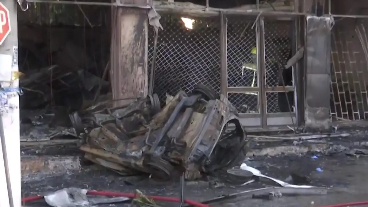 Σοκ: Αυτοκίνητο καρφώθηκε σε κατάστημα και τυλίχθηκε στις φλόγες - Νεκρός ο οδηγός