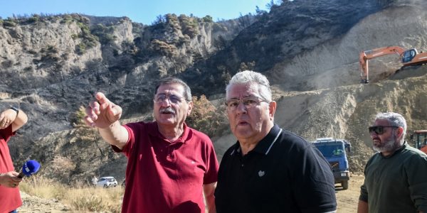 Στην Πάτρα ο Κουτσούμπας, επισκέφτηκε πυρόπληκτες περιοχές -Στήριξη σε Πελετίδη