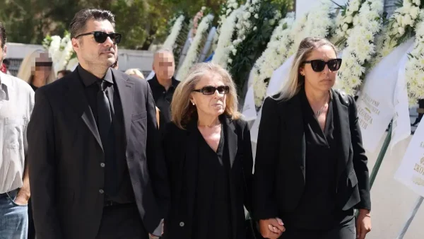 Δημήτρης Κωνσταντάρας: Το τελευταίο αντίο στον δημοσιογράφο – Συγκινημένοι η σύζυγος και τα παιδιά του