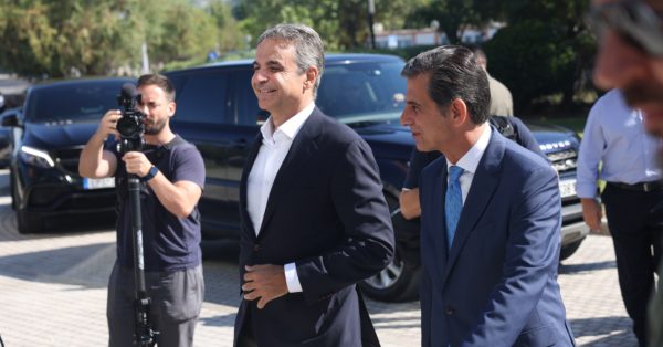 Μπαράζ επαφών Μητσοτάκη στη Θεσσαλονίκη ενόψει ΔΕΘ - Συναντήθηκε με βουλευτές της πόλης, τι συζητήθηκε