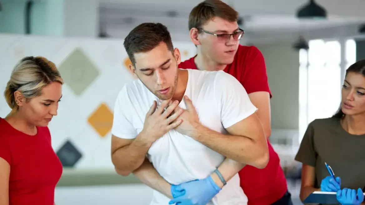 Πώς γίνεται η λαβή Χάιμλιχ που έχει σώσει πάνω από 100.000 ζωές - Ο κανόνας της 5αδας, δείτε βίντεο