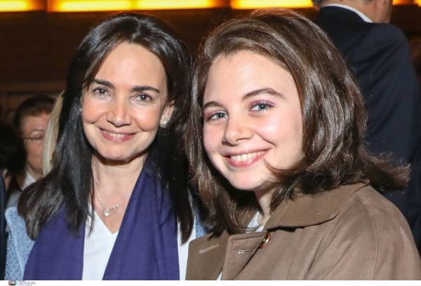 Λένα Σαμαρά: Το συγκινητικό αντίο της Μίνας Βαλυράκη και του Σάββα Σαββόπουλου στην κόρη του Αντώνη Σαμαρά