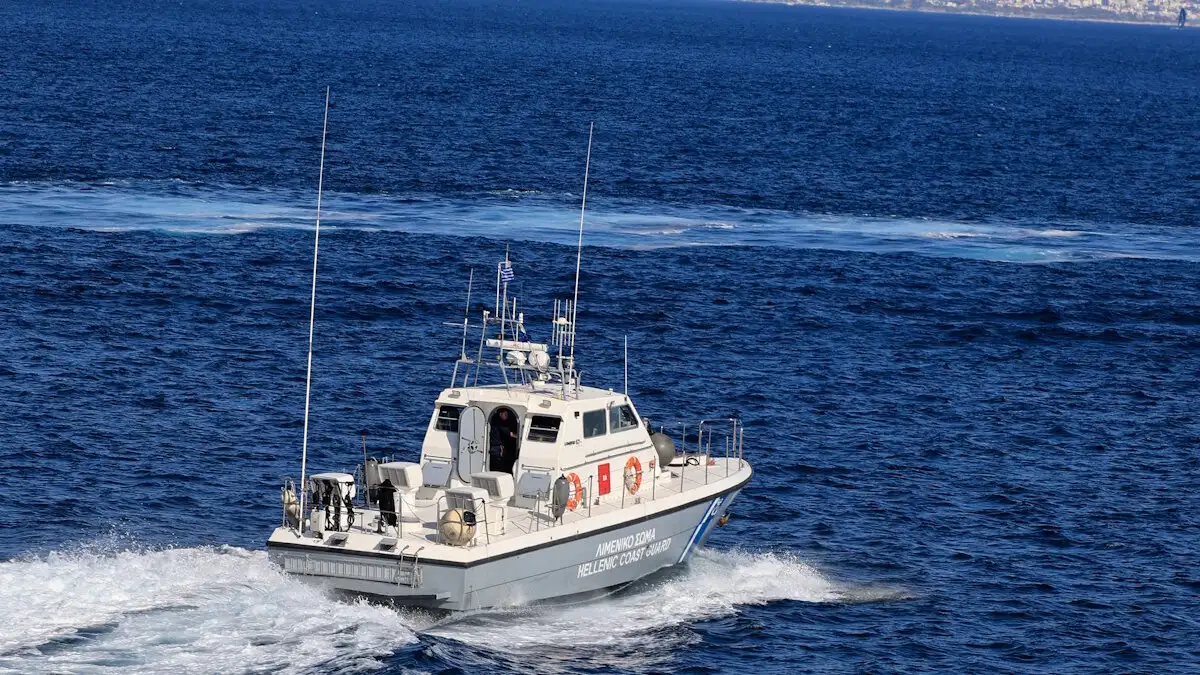 Χίος: Κρατούμενος πήδηξε από το κατάστρωμα πλοίου στη θάλασσα και αγνοείται – Κινητοποίηση και του εμπορικού ναυτικού