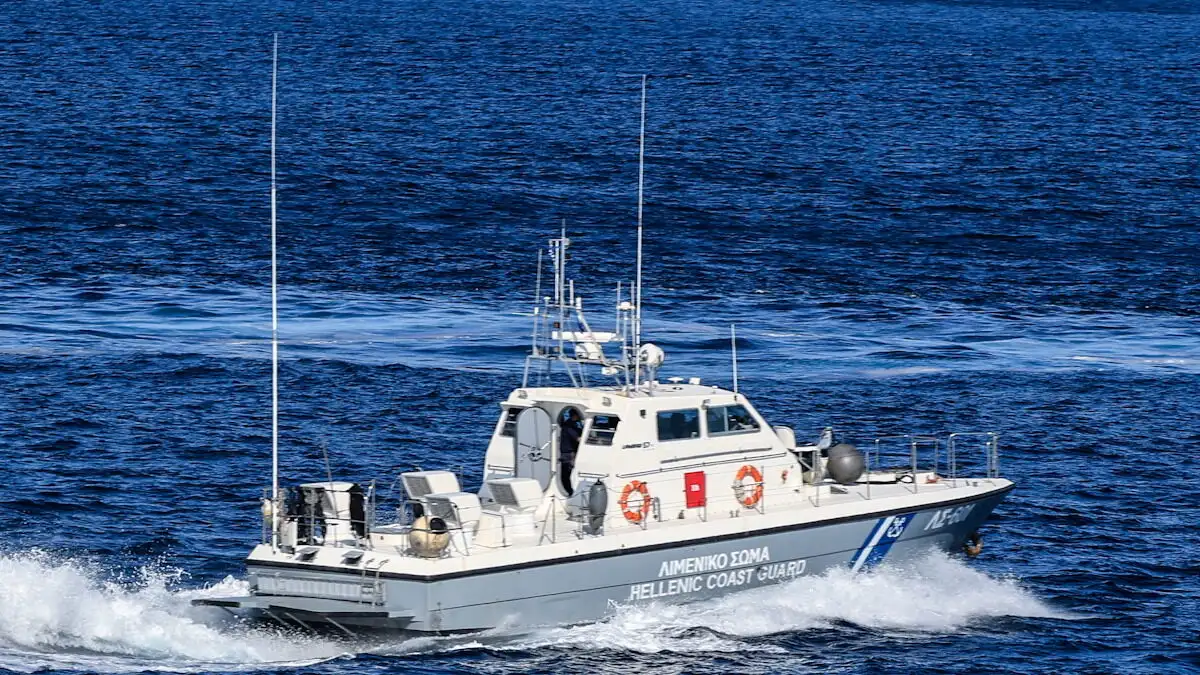 Πώς ξέφυγε ο Τούρκος διακινητής από τους αστυνομικούς - Βούτηξε στη θάλασσα φορώντας τις χειροπέδες