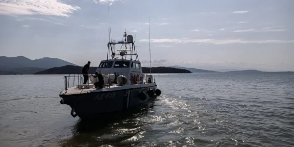 Υπό κράτηση οι 4 αστυνομικοί που ήταν στο πλοίο όταν πήδηξε στη θάλασσα ο Τούρκος κρατούμενος, στα ανοιχτά της Χίου