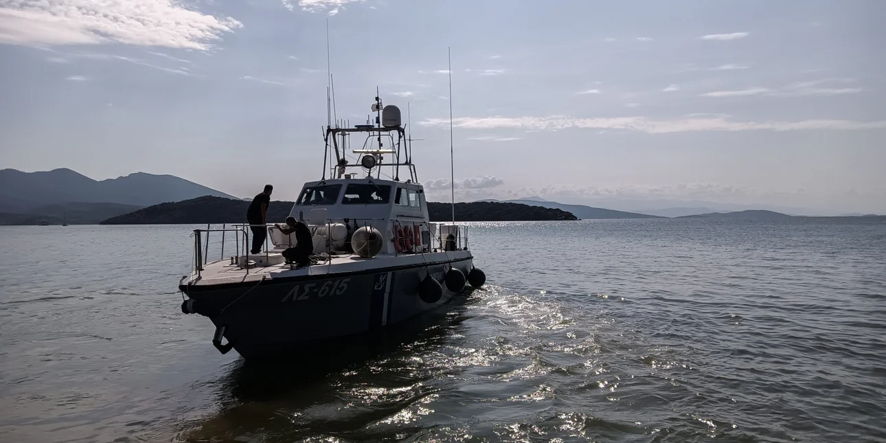Υπό κράτηση οι 4 αστυνομικοί που ήταν στο πλοίο όταν πήδηξε στη θάλασσα ο Τούρκος κρατούμενος, στα ανοιχτά της Χίου