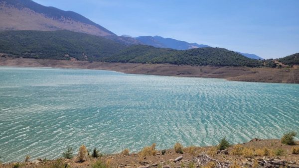 Ανέβηκε εντυπωσιακά η στάθμη του Μόρνου - Βυθίστηκε και πάλι το χωριό Κάλλιο