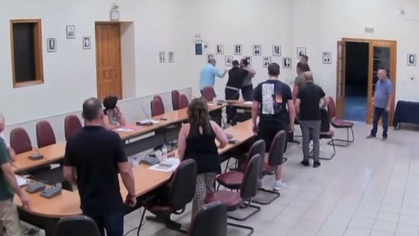 Προπηλακισμοί και ακραίες εντάσεις στη συνεδρίαση του Δημοτικού Συμβουλίου Μακρακώμης (ΒΙΝΤΕΟ)
