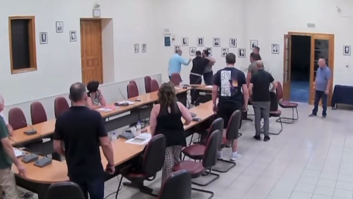 Προπηλακισμοί και ακραίες εντάσεις στη συνεδρίαση του Δημοτικού Συμβουλίου Μακρακώμης (ΒΙΝΤΕΟ)