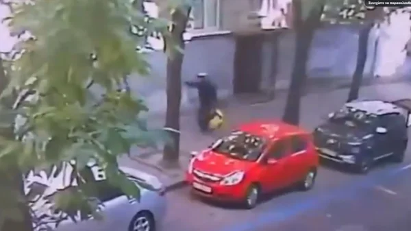 Η στιγμή της δολοφονίας του πρώην προέδρου του ουκρανικού κοινοβουλίου από δήθεν ντελιβερά στο Λβιβ - Δείτε το βίντεο