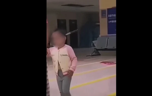 Βίντεο από την Κίνα δείχνει μητέρα να πηγαίνει ψύχραιμη την κόρη της στο νοσοκομείο με μαχαίρι καρφωμένο στο κεφάλι