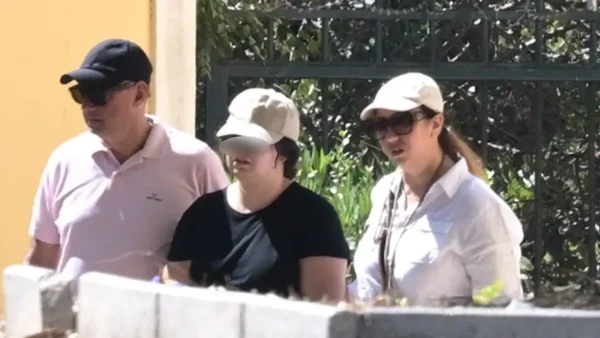 Παλαιό Φάληρο: Νέο βίντεο με τη μητέρα να επιστρέφει στο σπίτι αφού είχε εγκαταλείψει την 3χρονη Τζένα νεκρή