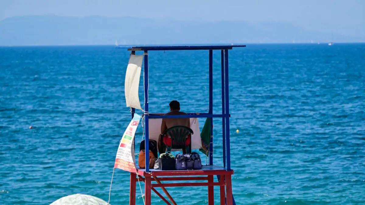 Χανιά: Ναυαγοσώστης εκτός υπηρεσίας έσωσε πέντε λουόμενους – Αγνόησαν την κόκκινη σημαία στην παραλία