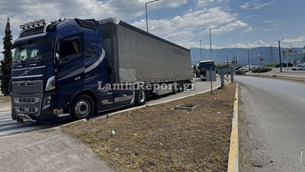 Λαμία: Έκλεισε η εθνική οδός στην είσοδο της πόλης από νταλίκα που ακινητοποιήθηκε (ΒΙΝΤΕΟ-ΦΩΤΟ)