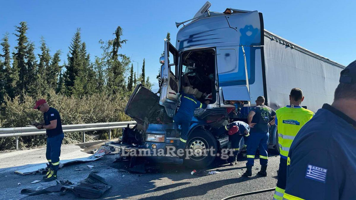 Τροχαίο με νταλίκες έξω από τη Λαμία με τραυματισμό ενός οδηγού- Γέμισε αλεύρι η εθνική οδός (ΒΙΝΤΕΟ-ΦΩΤΟ)