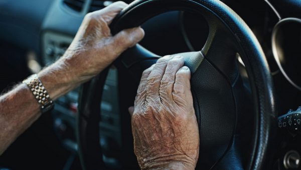 Ηλικιωμένος οδηγός - κίνδυνος κατάφερε να τρακάρει με δύο αυτοκίνητα σε φανάρι