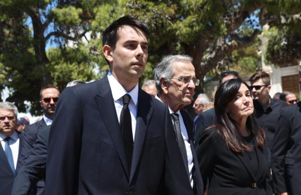 Το «ευχαριστώ» του Κώστα Σαμαρά μετά την κηδεία της αδελφής του – «Μας έχουν συγκινήσει απέραντα τα μηνύματά σας»