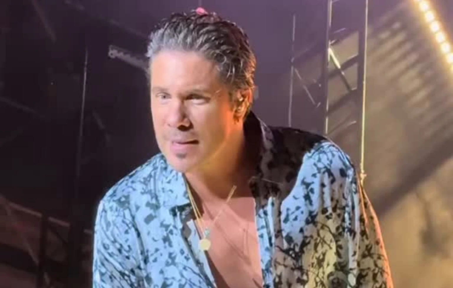 «Χάθηκε ένα κινητό; Δεν σε καταλαβαίνω πραγματικά» – Ο Νίκος Οικονομόπουλος δίχασε το διαδίκτυο με την αντίδρασή του σε συναυλία